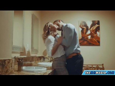 ❤️ 当一个胸大无脑的金发女郎在公共厕所里勾引你时 ☑ Quality porn️❤